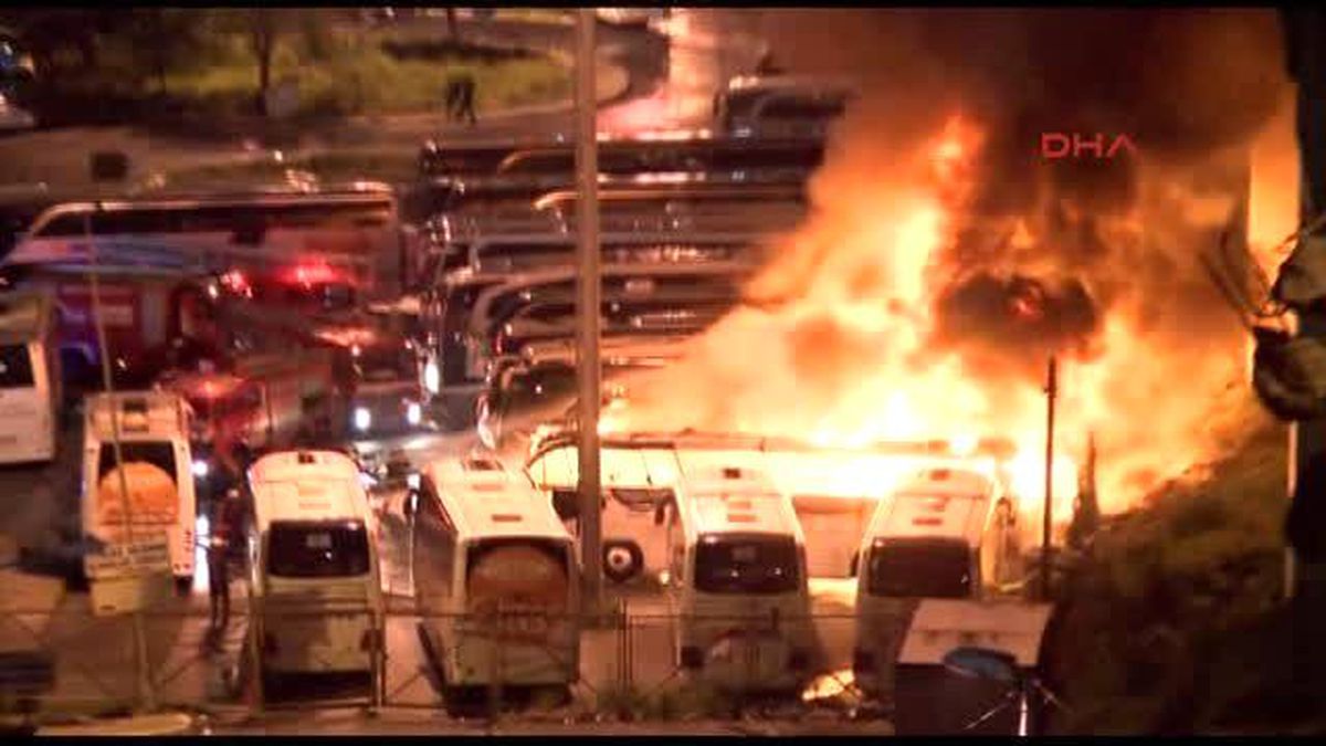 Büyük İstanbul Otogarı'nda 4 Otobüs Alev Alev Yandı