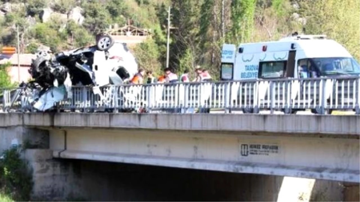 Otomobil Köprü Korkuluklarında Asılı Kaldı: 1 Ölü, 1 Yaralı