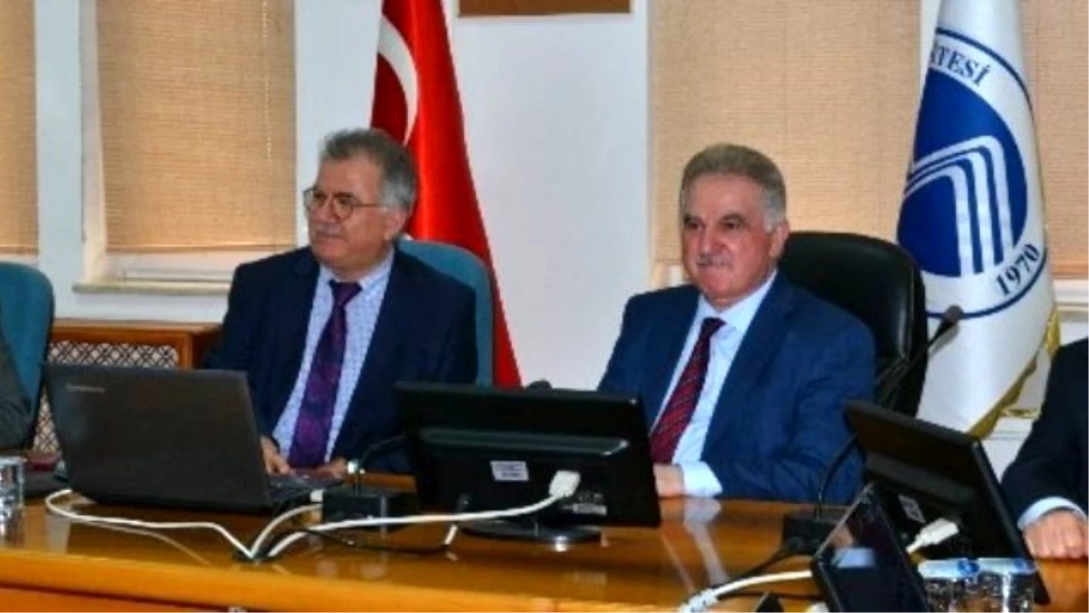 Saü Öğretim Üyesi Prof.dr. Musa Akoğlu\'na "Yılın Hekimi" Ödülü Verildi