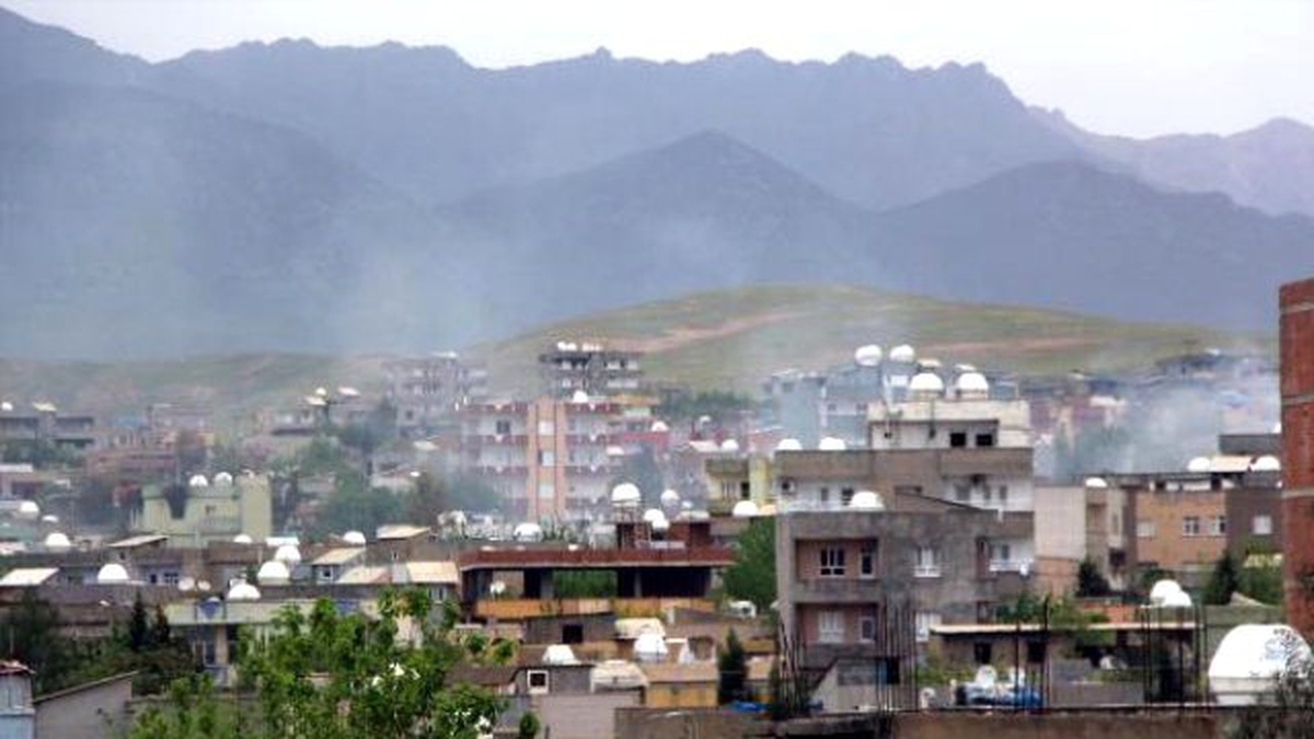 Şırnak\'ta Keskin Nişancı PKK\'lılar, Top Atışı Altında