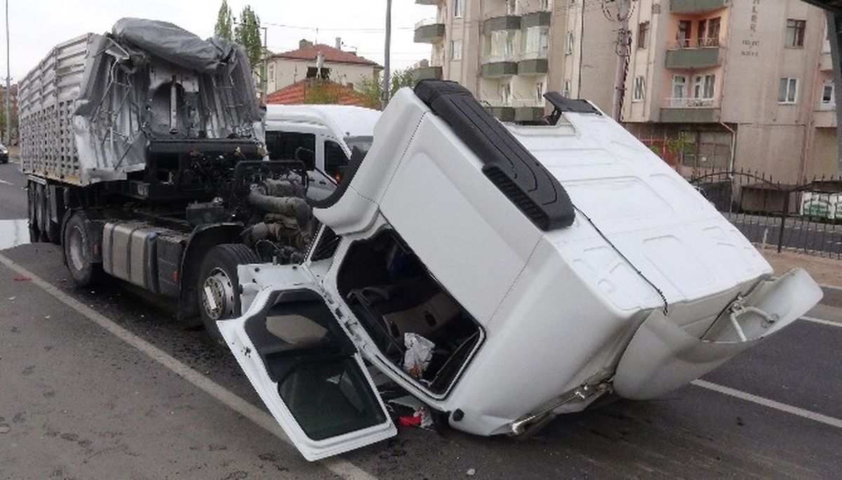 Tır\'ın Açılan Dorsesi Üst Geçide Çarptı: 1 Yaralı