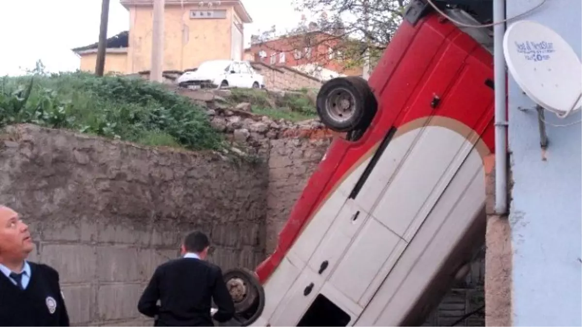 Yoldan Çıkan Minibüs 6 Metrelik Boşluğa Düştü