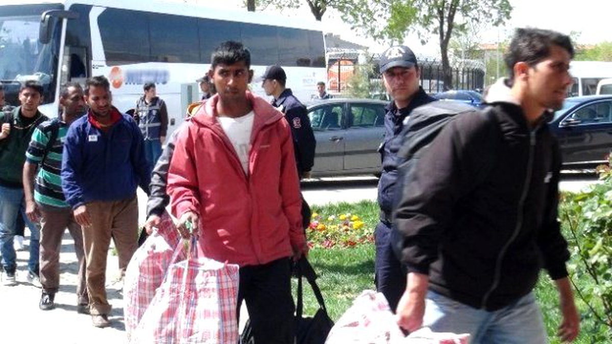Yunanistan\'daki Göçmenlerin Türkiye\'ye İadesi Sürüyor