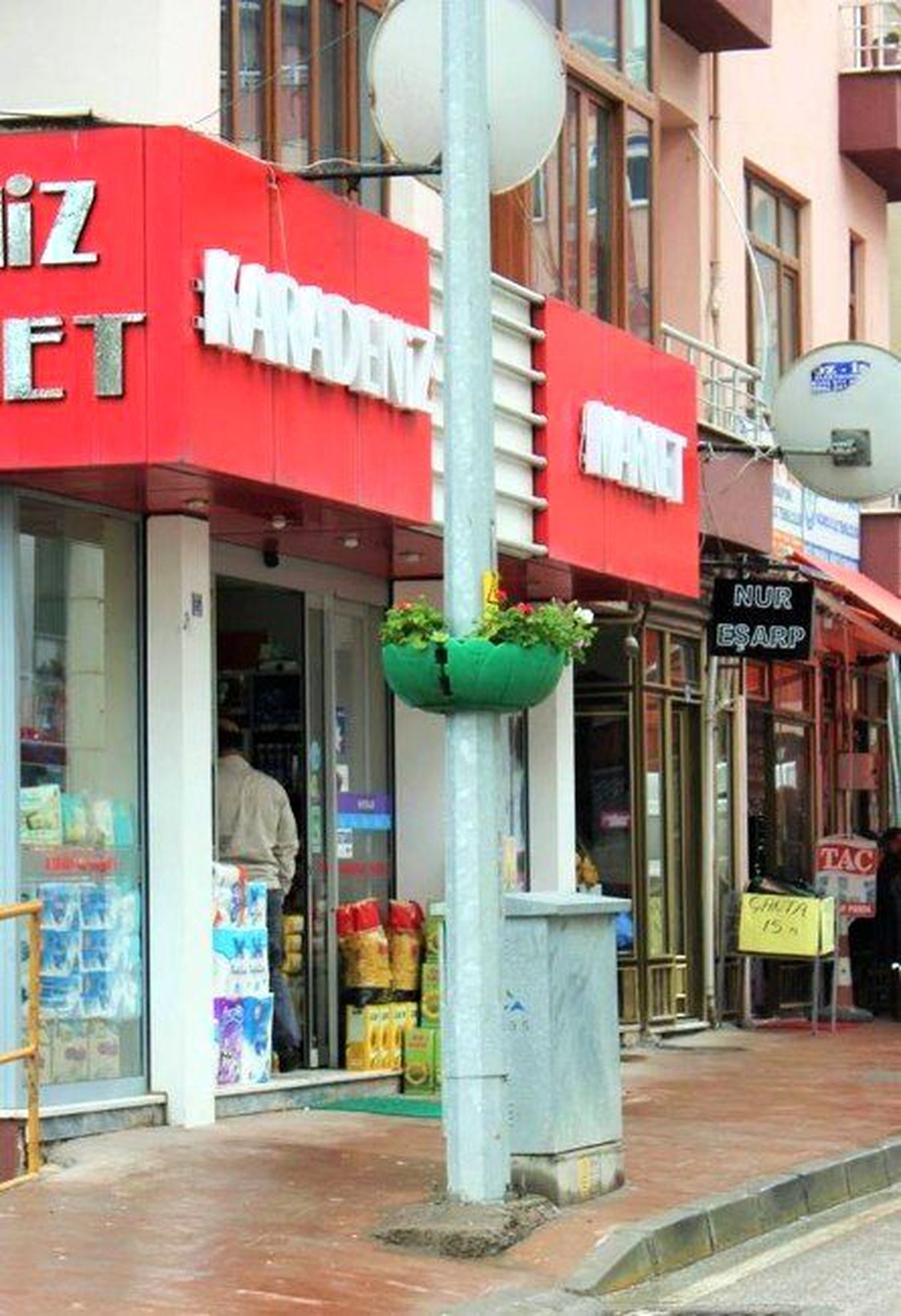 Aydınlanma Direkleri Sardunya Çiçekleriyle Süslendi