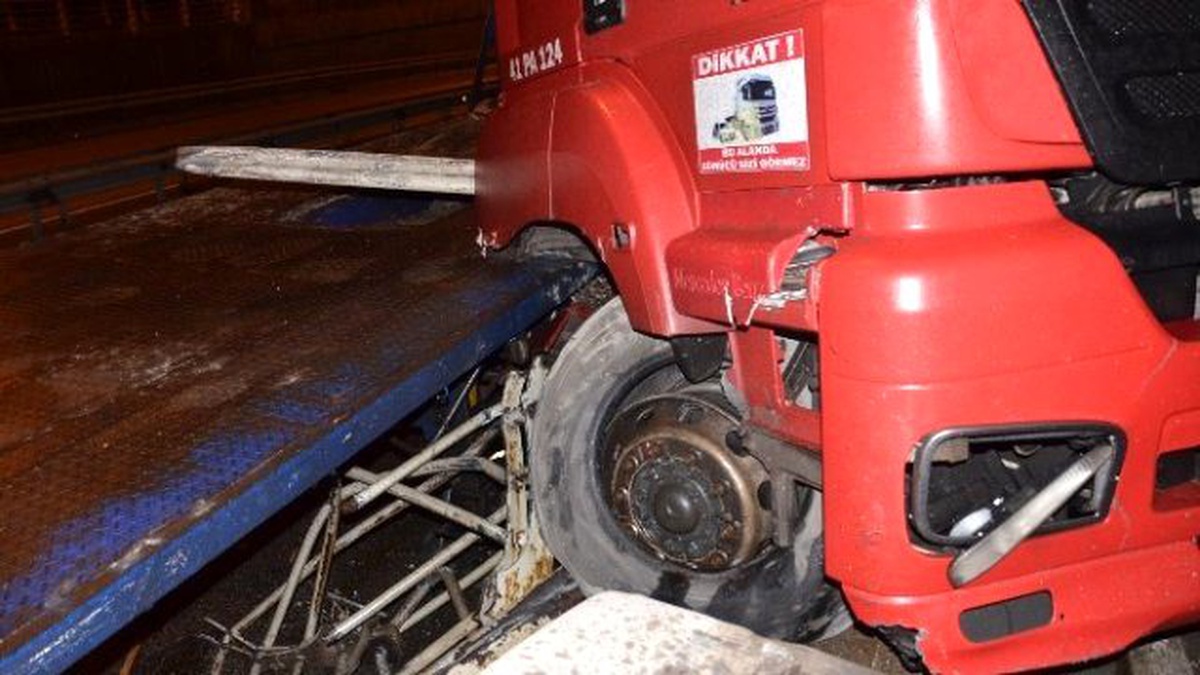 Bariyerlere Çarpan Tır\'ın Sürücüsü Yaralandı