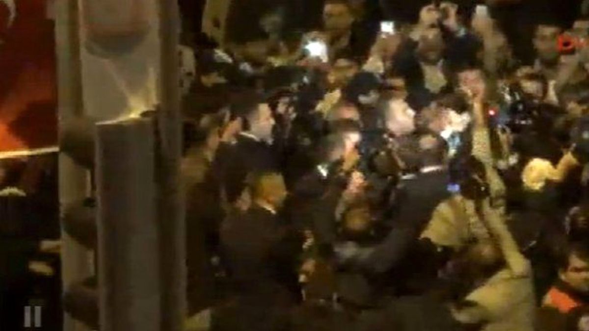 Başbakan Davutoğlu Şanlıurfa\'da Ezilme Tehlikesi Geçirdi