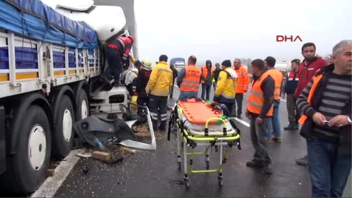 Bolu Tır\'a Çarpan Kamyonun Sürücüsü Yaralandı