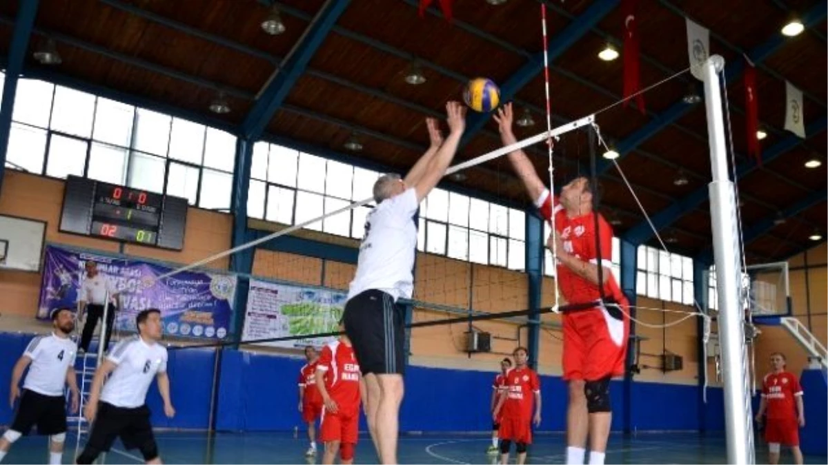Bozüyük Belediyesi Kurumlar Arası Voleybol Turnuvasında Yarı Finaller Başladı