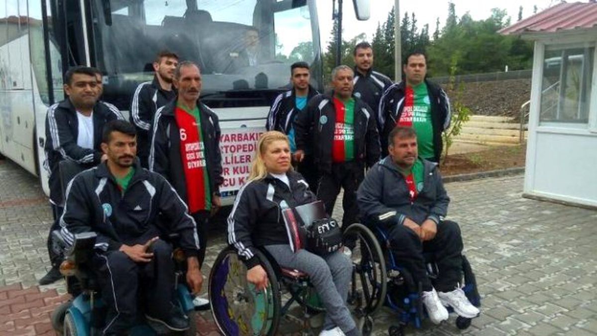 Diyarbakır\'da Engelli Voleybolculara Otobüs Desteği