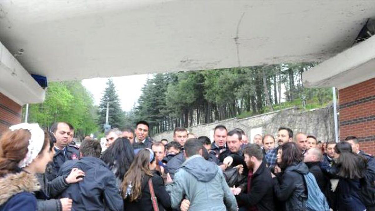 Eskişehir\'de Kampüs Önünde Arbede