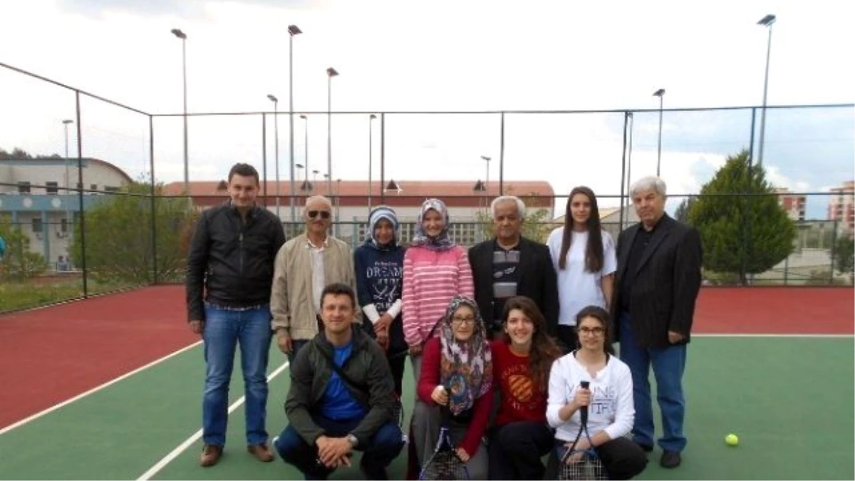 Evliya Çelebi Anadolu Lisesi Kız Kort Tenisi Takımı İzmir Bölge Yarışlarında