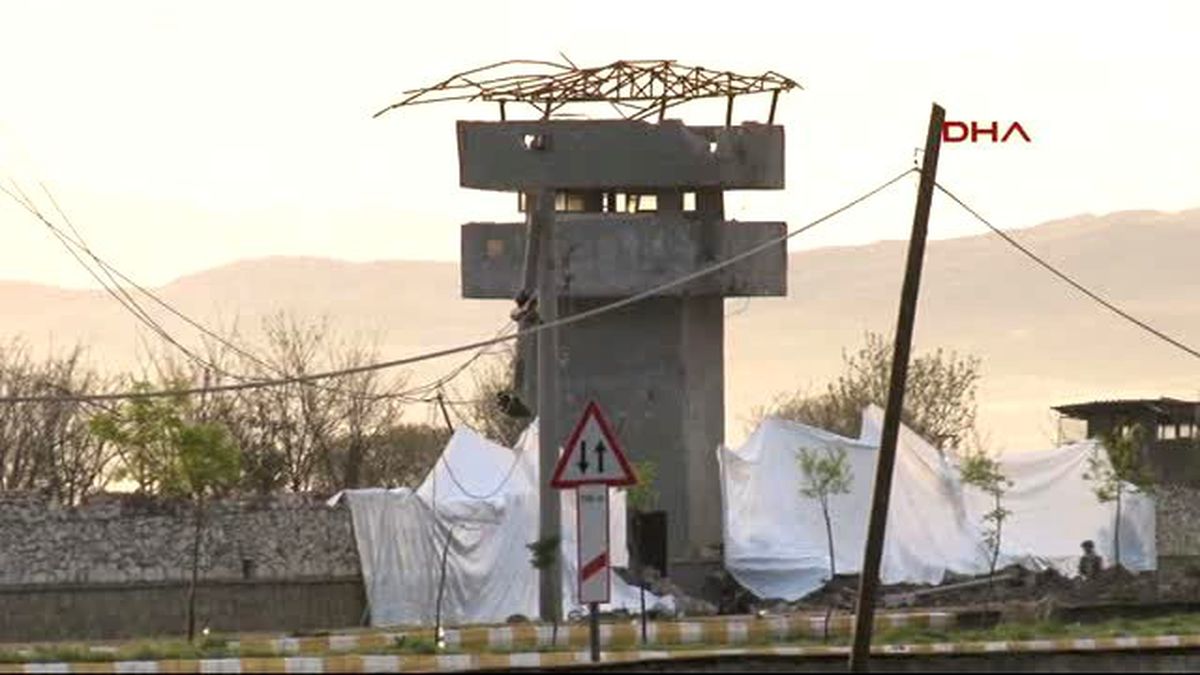 Gündüz Görüntülerlediyarbakır Hani\'de Jandarma Komutanlığı Binasına Bombalı Saldırı: 1 Şehit, 27...