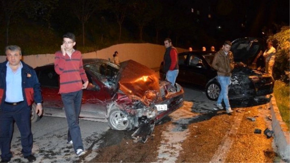 İki Otomobil Kafa Kafaya Çarpıştı: 2 Yaralı