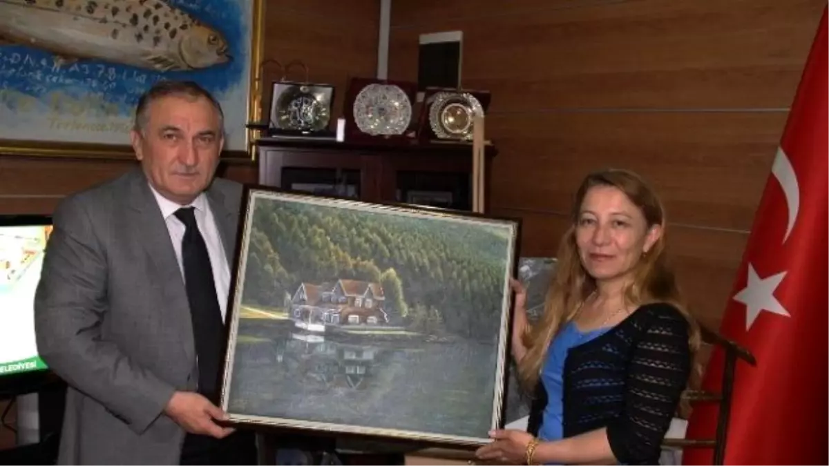 Kadın Ressam Başkan Yılmaz\'a Gölcük Tablosu Hediye Etti