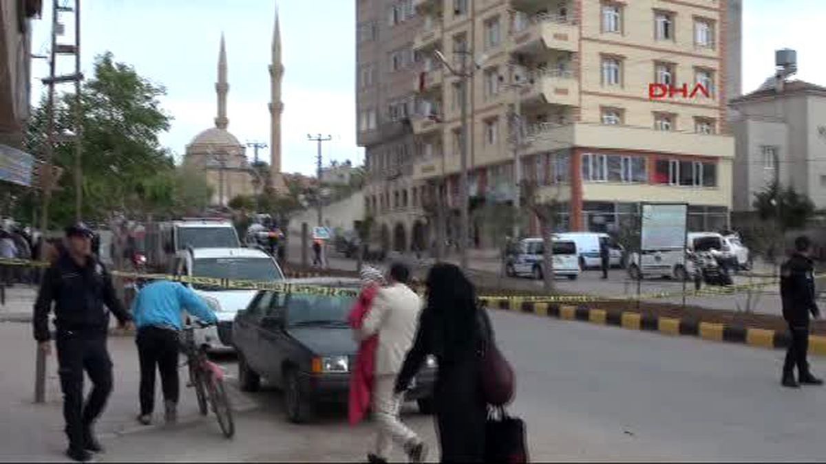 Kilis\'e Suriye Tarafından Atılan İki Roketatar Mermisinin Düştü