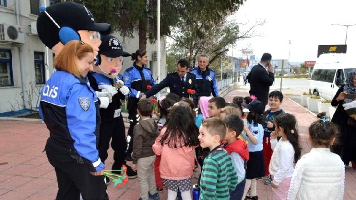 Minik Öğrencilerden Emniyete Ziyaret