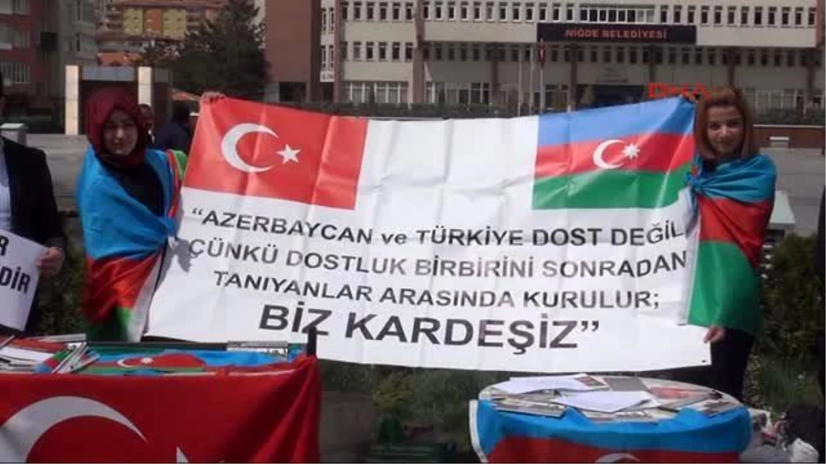 Niğde?de Azerbaycanlı Öğrenciler Şehitler İçin Helva Dağıttı