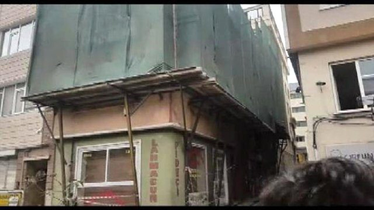 Nişantaşı\'nda Tadilat Yapılan Binada Çökme (1)