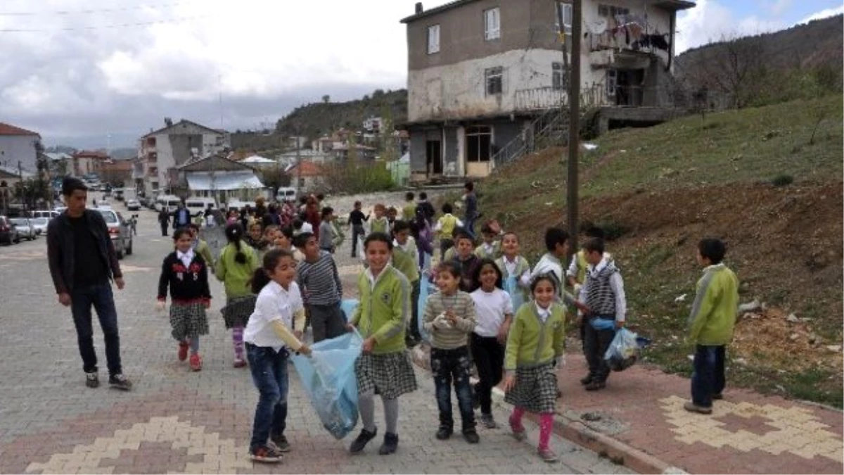 Öğrenciler Temiz Çevre İçin Çöp Topladı