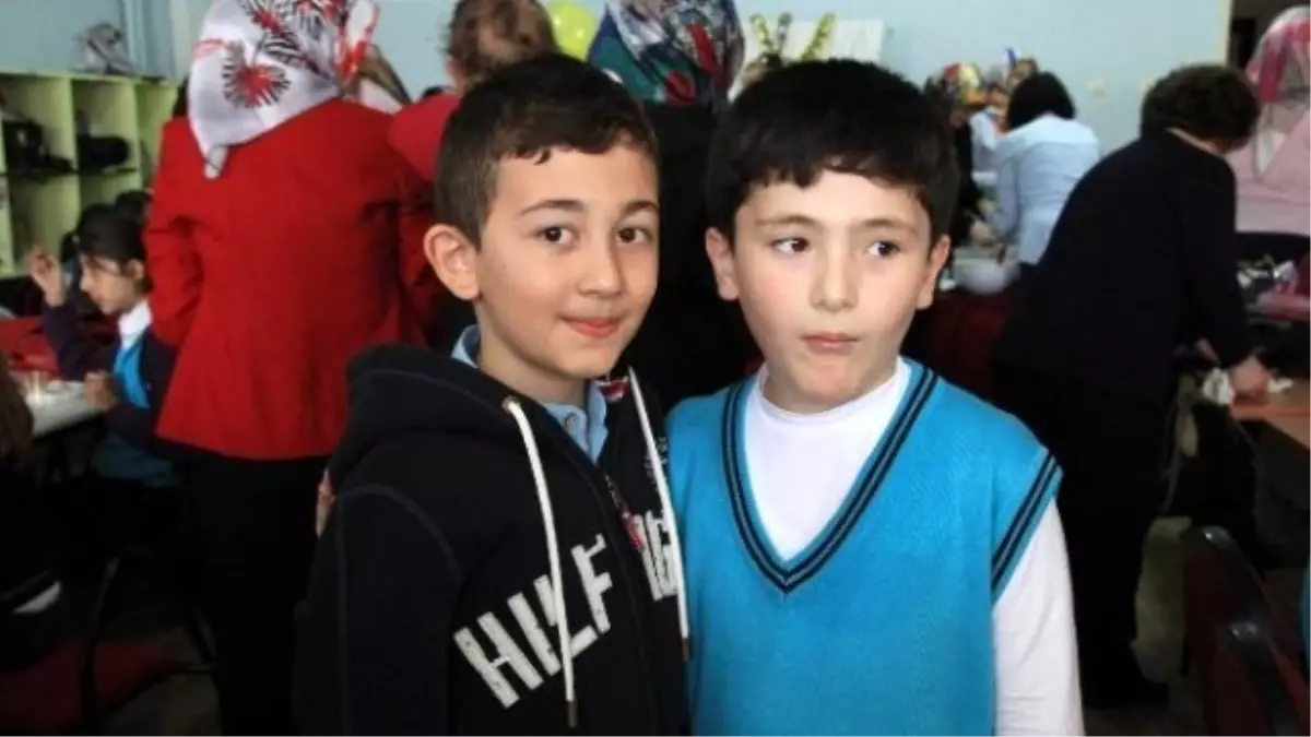 Okuluna Dönen Emir\'i Arkadaşları Kapıda Karşıladı