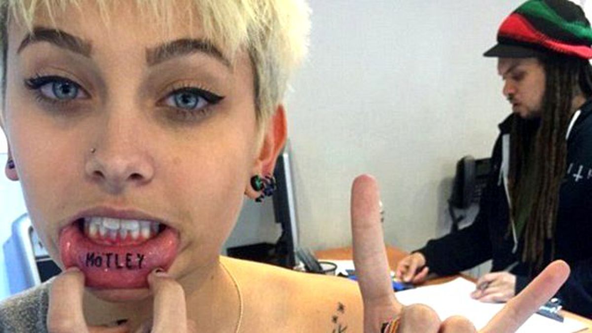 Paris Jackson, Dövmeyi Dudağının İçine Yaptırdı