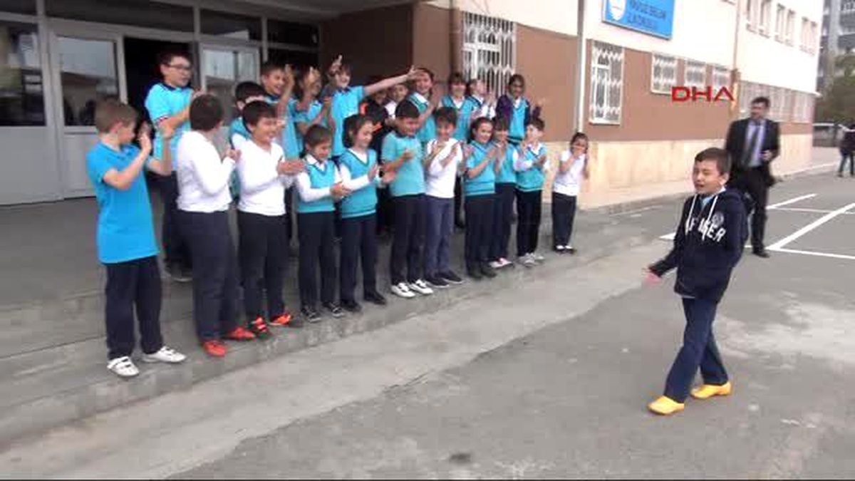 Sivas Arkadaşları Emir\'in Okula Dönüşünü Kutladı