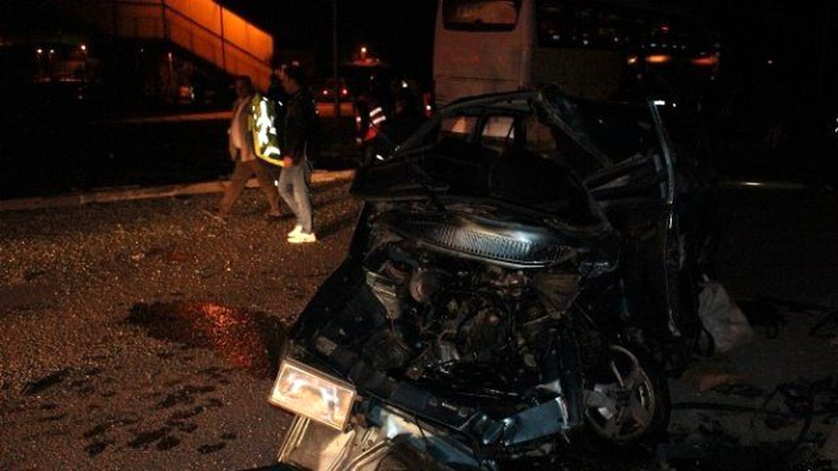 Sivas\'ta Yolcu Otobüsü ile Otomobil Çarpıştı: 4 Yaralı