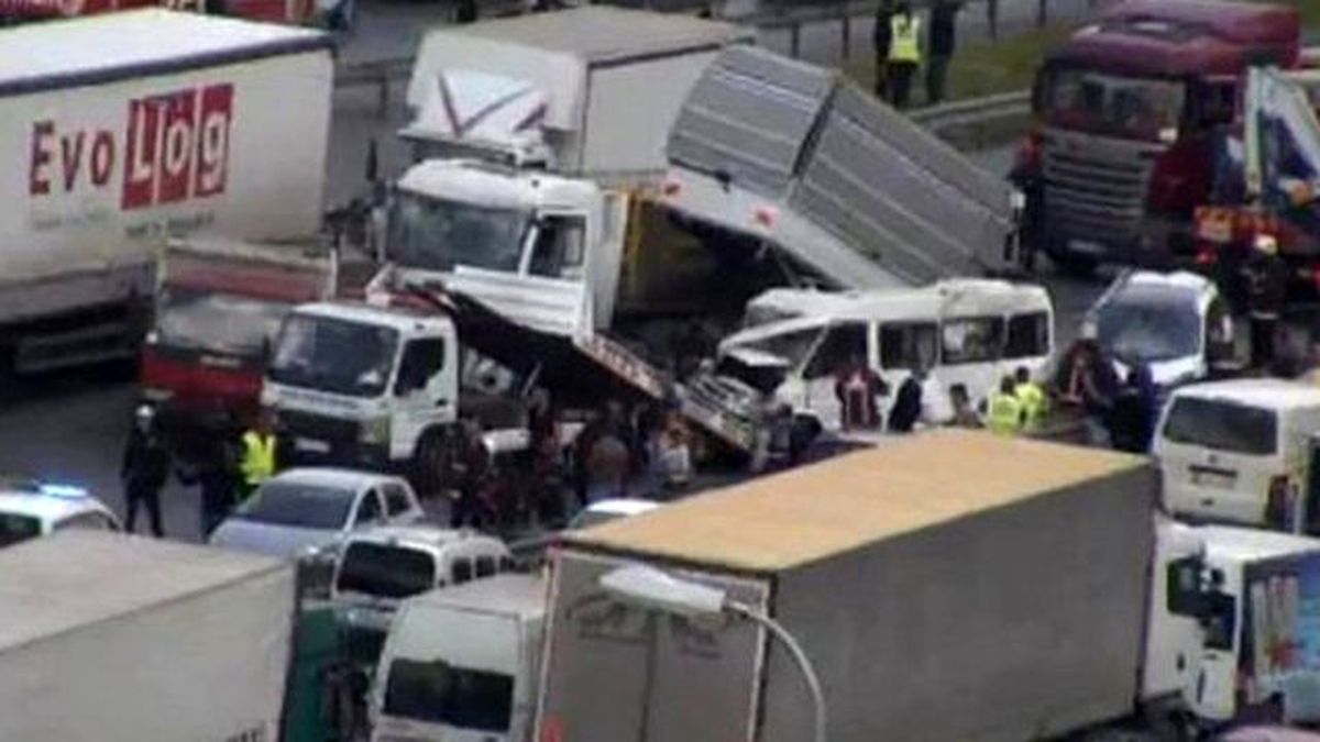 TEM'de 13 Araç Birbirine Girdi! 1 Kişi Öldü, Trafik 1.5 Saat Kilitlendi