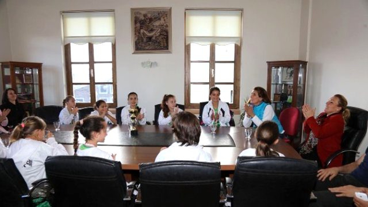 Urla\'nın Voleybolcu Kızları İzmir 3.\'sü Oldu