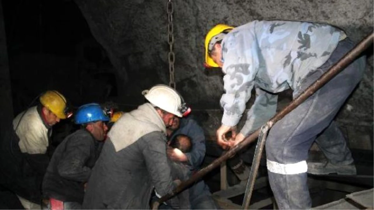 Yeni Çeltek\'te Açlık Grevindeki Madencilerden 34\'ü Hastaneye Kaldırıldı
