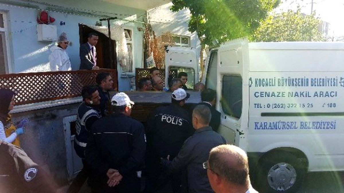 Annesini Başını Keserek Öldürdü