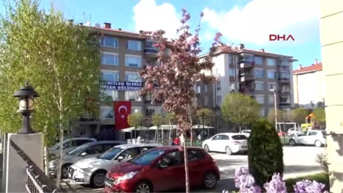 Apartmana \'Şehitler Ölmez Vatan Bölünmez\' Yazısı Asıldı