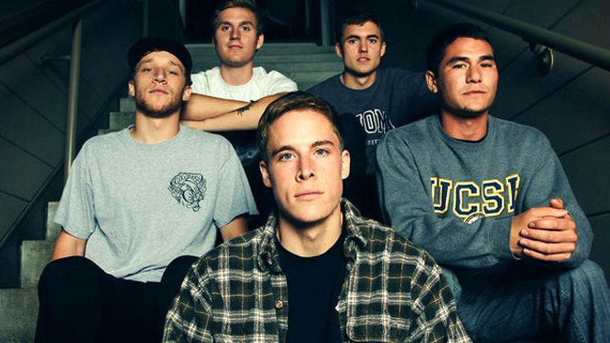 Asi Şarkıcı, Kadın Hayranını Uçan Tekmeyle Sahneden İndirdi