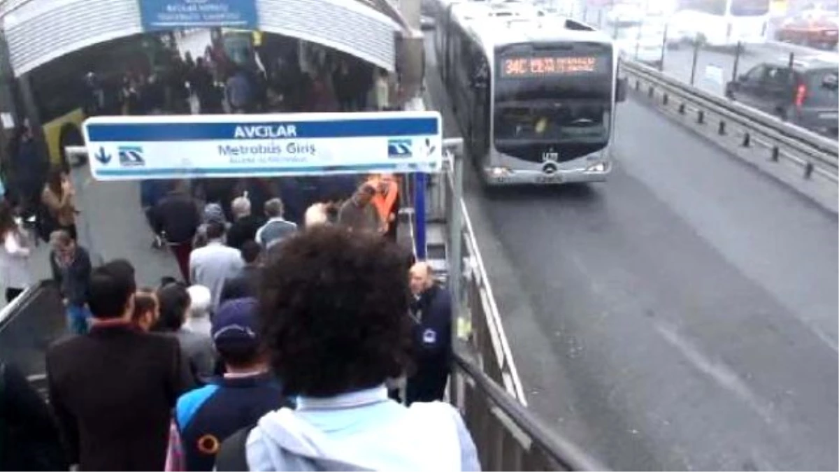 Avcılar Metrobüs Durağında Hareketli Anlar! Patlama İhbarı Geldi