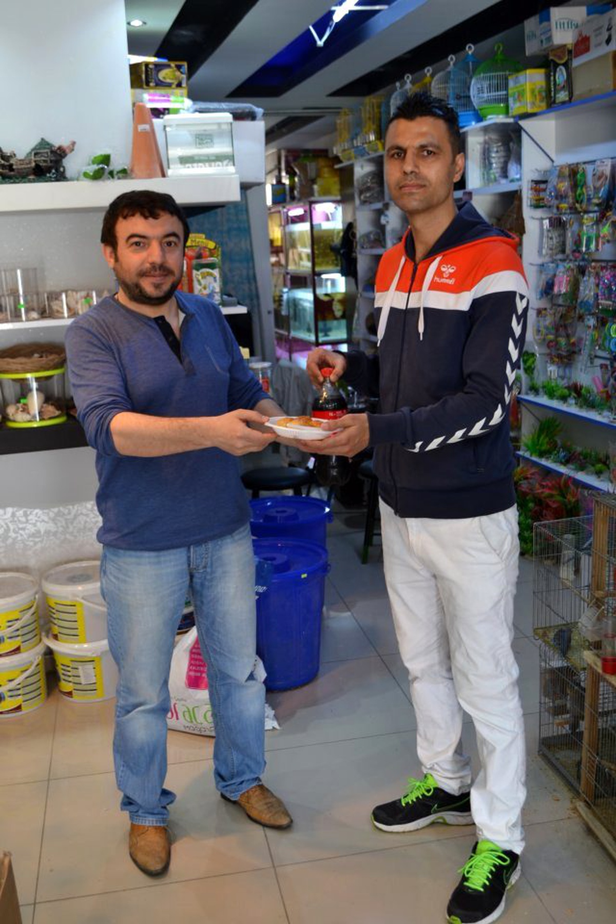 Barış Aktivisti Barış Mesajı Vermek İçin Tatlı Ismarladı