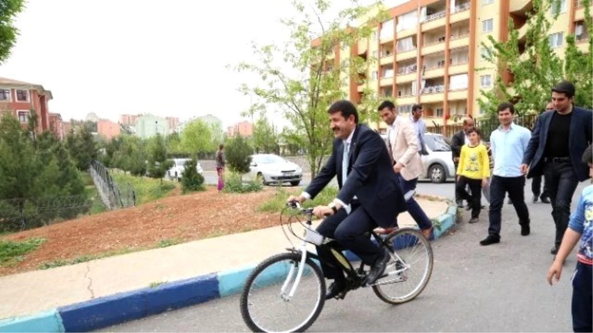 Başkan Ekinci Bisiklete Binip Çocuklarla Tur Attı