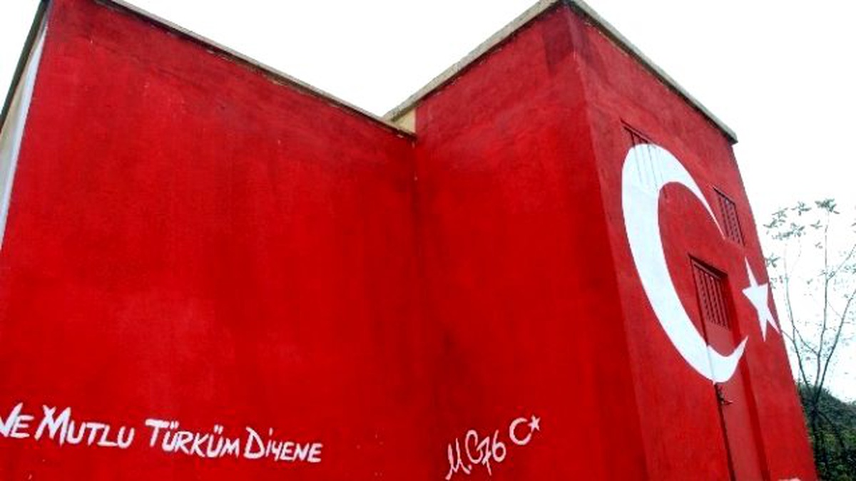 Bayrak Sevgisi\'ni Su Deposuna İşlediler