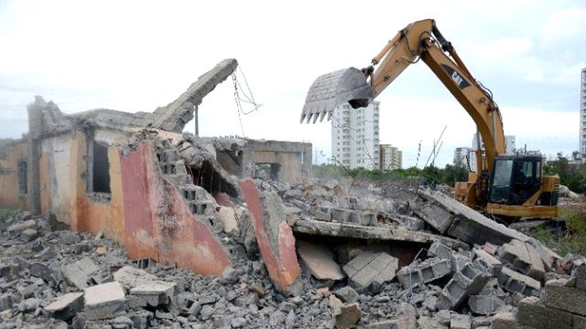 Büyükşehir Belediyesi, Yenişehir\'de 7 Metruk Binanın Yıkımını Gerçekleştirdi