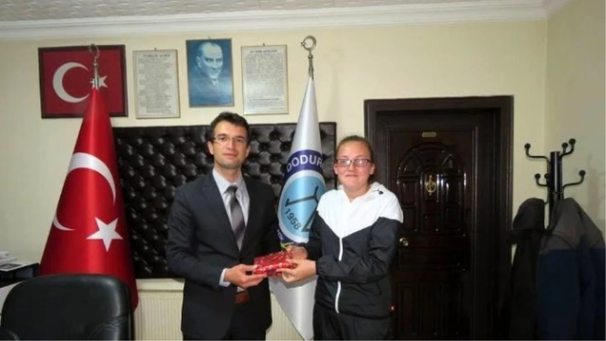 Dodurga Belediye Başkanı Selim Tuna, Başarılı Sporcuları Ödüllendirdi