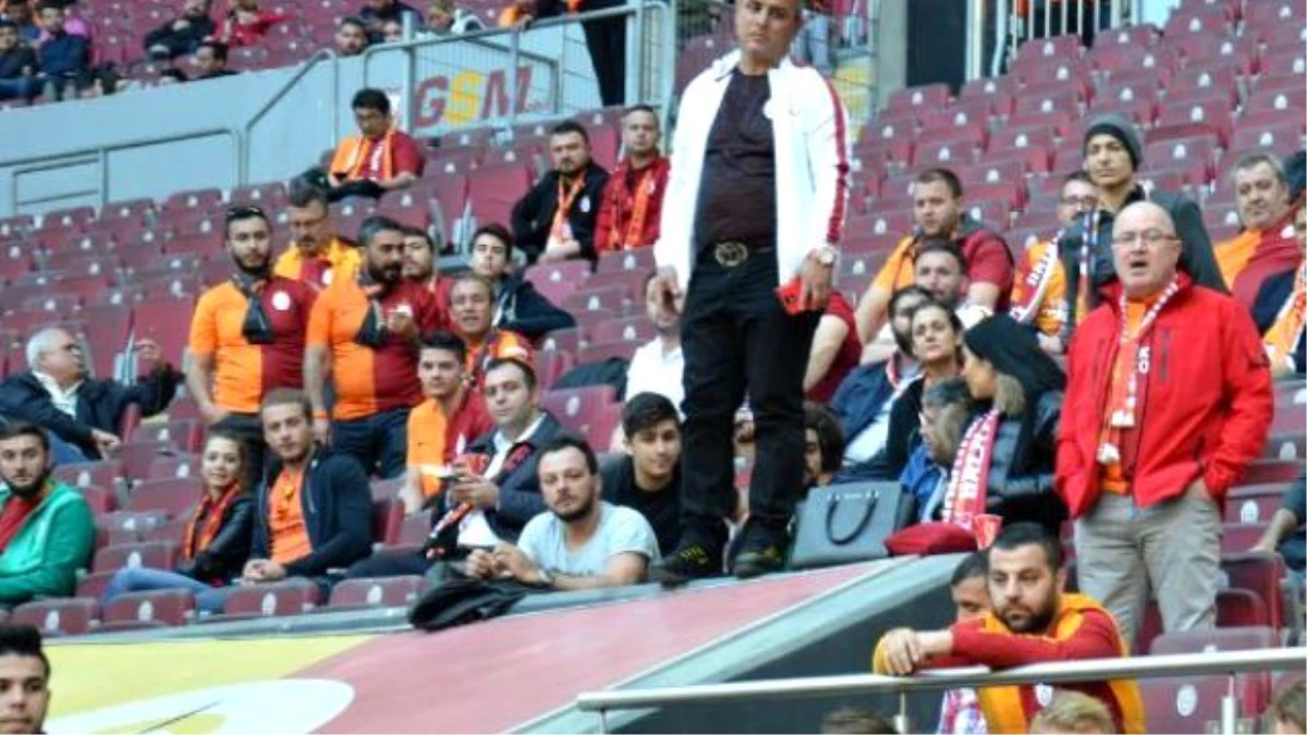 Galatasaray Tribünlerinde Fenerbahçe Şapkası