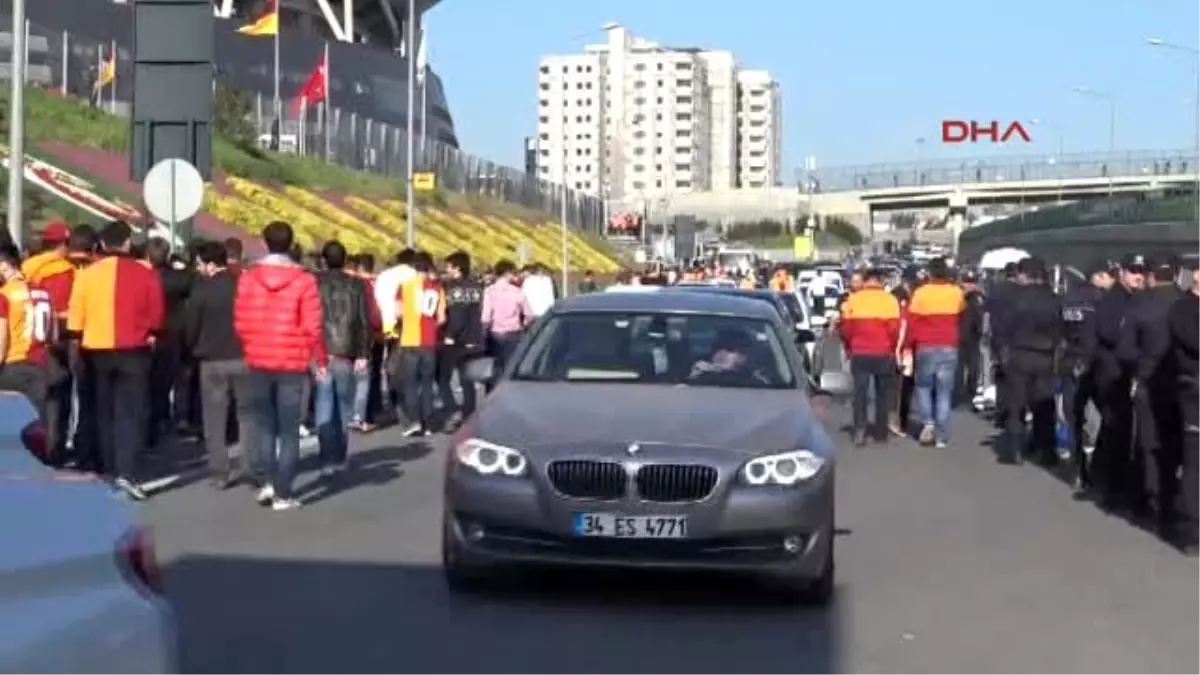 Galatasaray ve Fenerbahçe Stada Giriş Yaptı