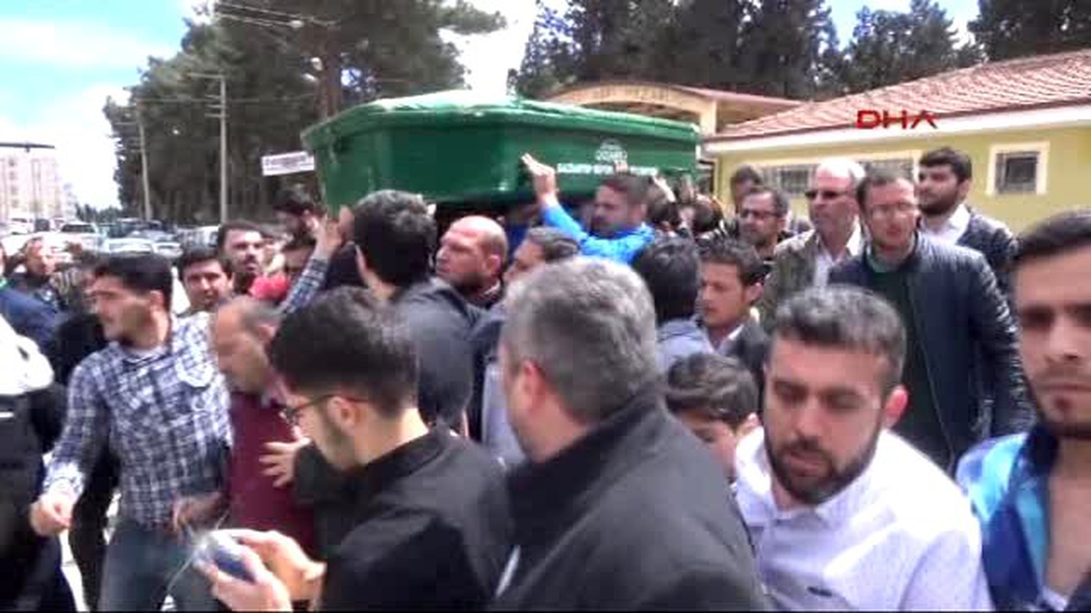 Gaziantep Sokakta Yürürken Öldürülen Suriyeli Gazeteci Toprağa Verildi