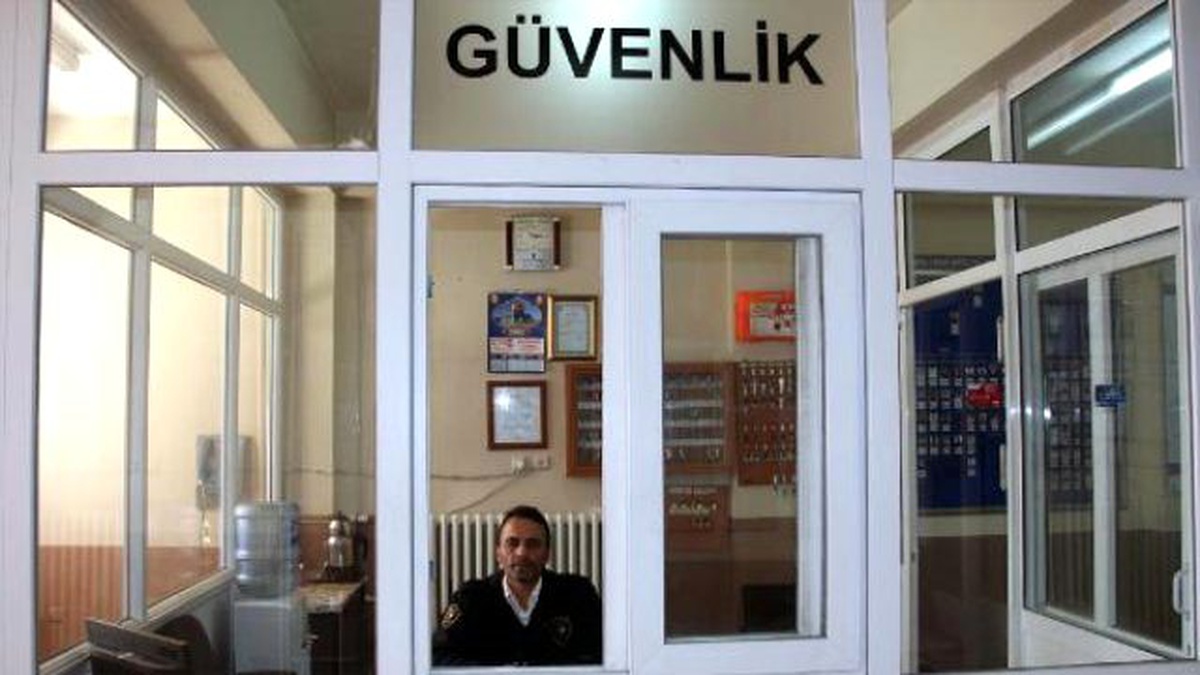 Gündüz Öğrenci, Akşam Güvenlik Görevlisi