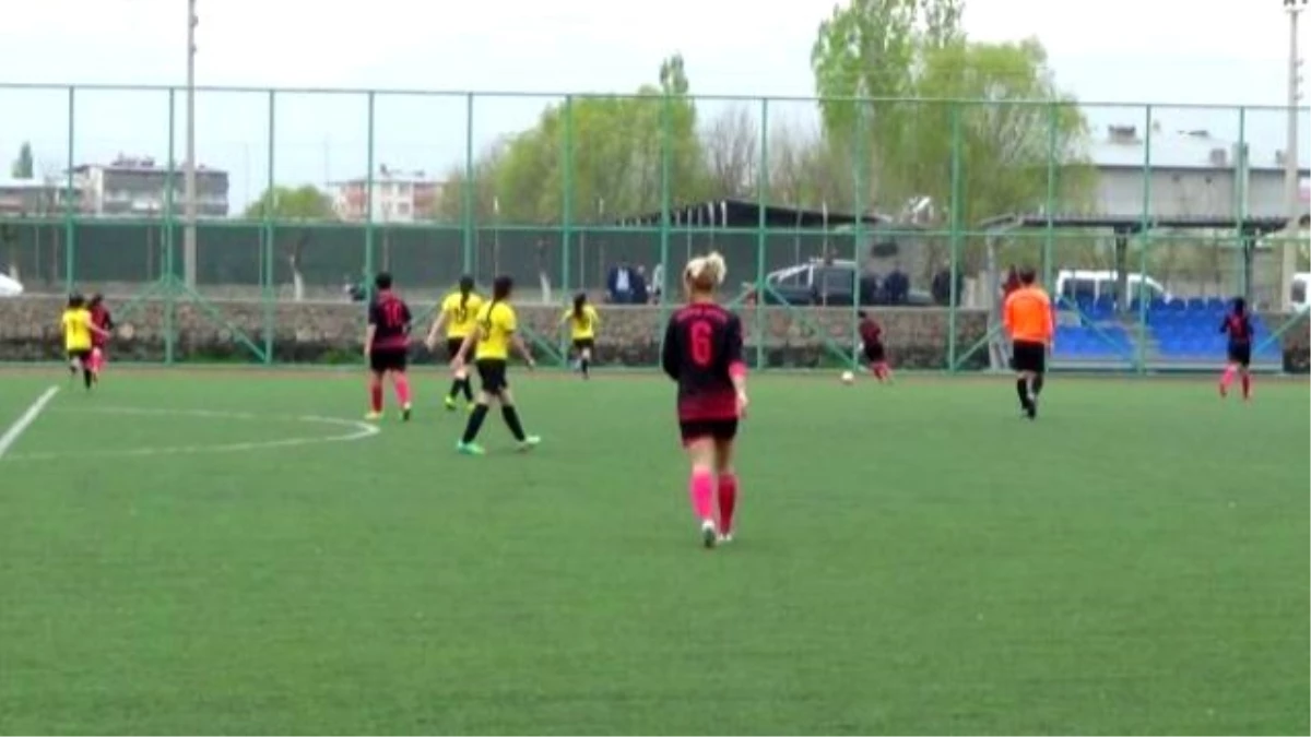 Iğdırlı Kadın Futbolcular Rekora Koşuyor