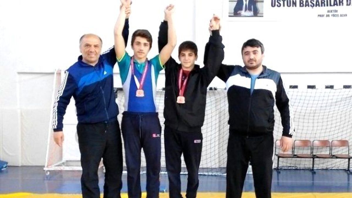 Kartepeli Güreşçiler Çanakkale\'den 2 Dereceyle Döndü