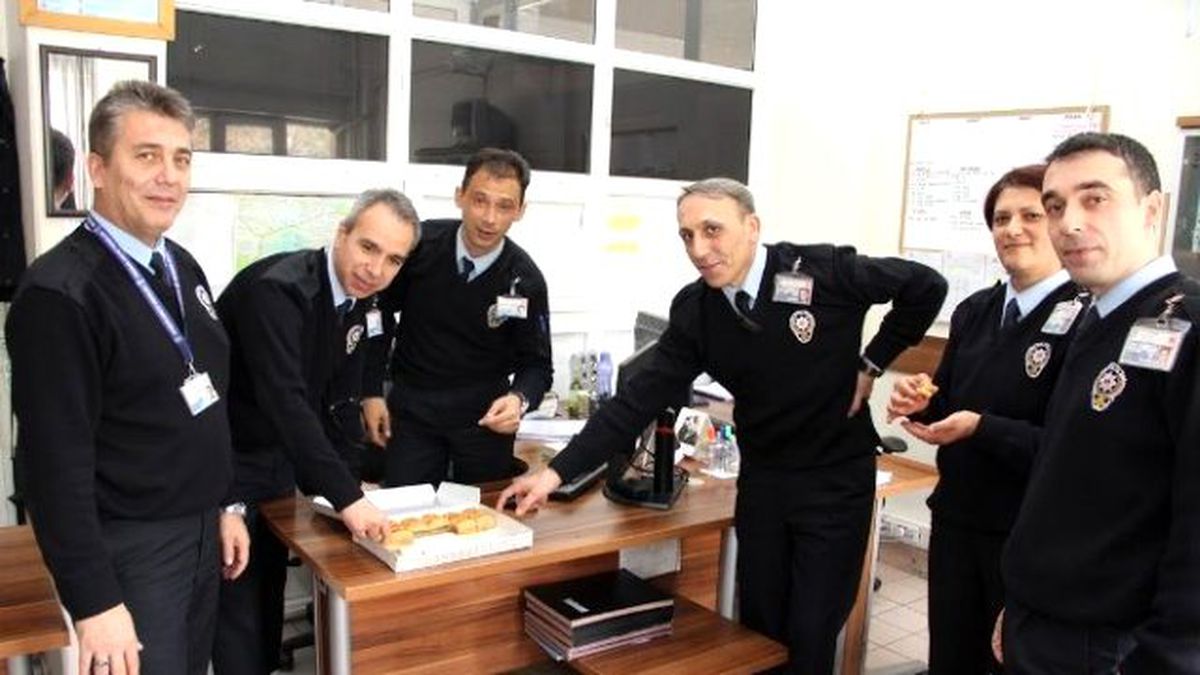 Kuruluş Yıl Dönümünde Polise Baklava İkramı