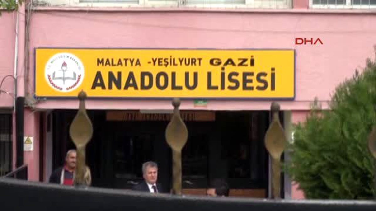 Malatya Halk Oyunlarına ?zina? Diyerek Paylaşım Yapan Müdür Yardımcısı Okul Önünde Protesto Edildi