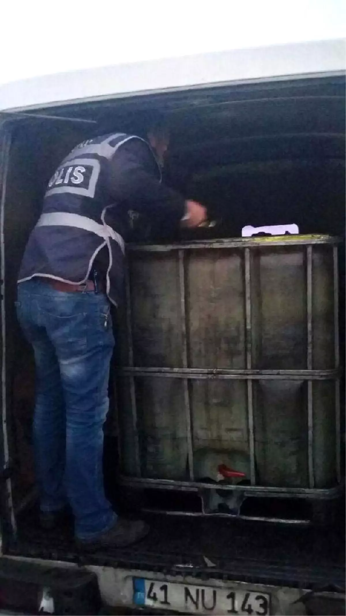 Minibüste 3 Bin Litre Kaçak Akaryakıt Ele Geçirildi