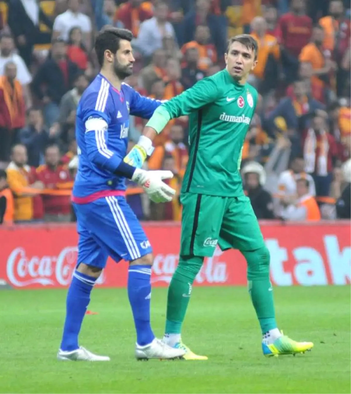 Muslera\'dan Volkan Demirel\'e Dost Eli
