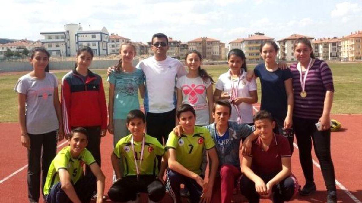 Pazarlar Ortaokulu\'nun Atletizm Başarısı